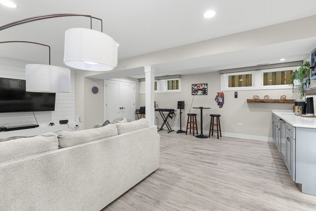 5047 W Winnemac Avenue, Chicago, IL 60630