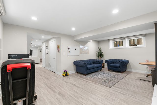 5047 W Winnemac Avenue, Chicago, IL 60630