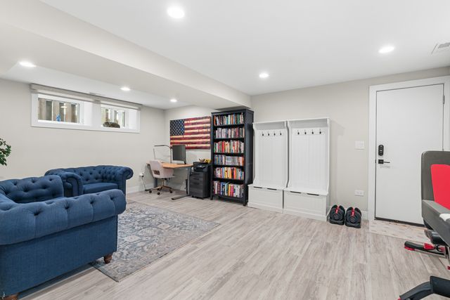 5047 W Winnemac Avenue, Chicago, IL 60630