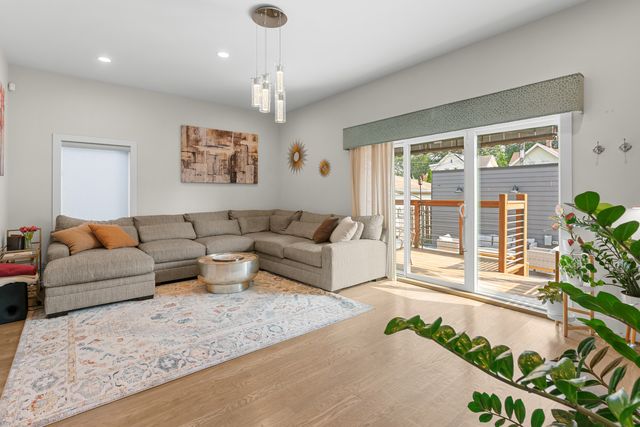 5047 W Winnemac Avenue, Chicago, IL 60630
