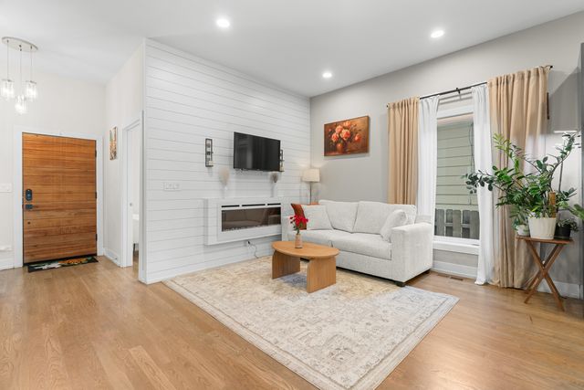5047 W Winnemac Avenue, Chicago, IL 60630