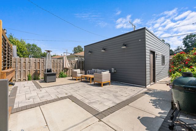 5047 W Winnemac Avenue, Chicago, IL 60630