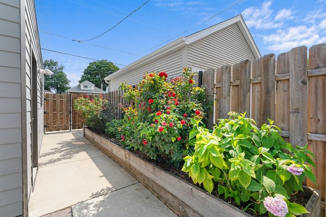 5047 W Winnemac Avenue, Chicago, IL 60630