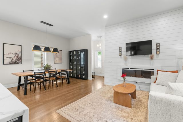 5047 W Winnemac Avenue, Chicago, IL 60630