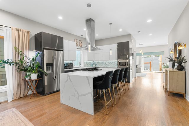 5047 W Winnemac Avenue, Chicago, IL 60630