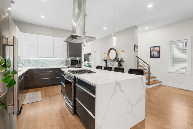 5047 W Winnemac Avenue, Chicago, IL 60630