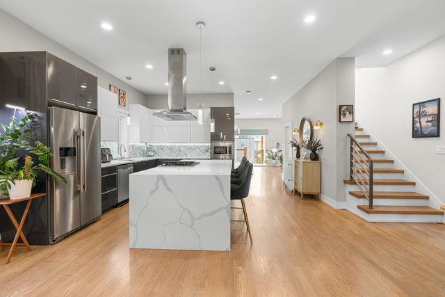 5047 W Winnemac Avenue, Chicago, IL 60630