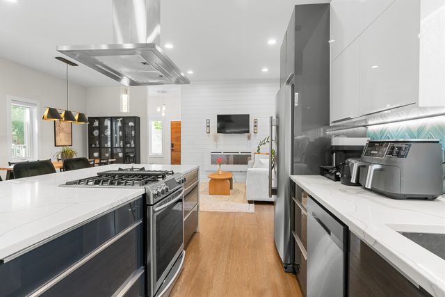 5047 W Winnemac Avenue, Chicago, IL 60630