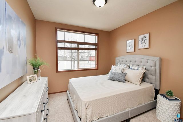 2512 E Winston Cir Circle, Sioux Falls, SD 57108