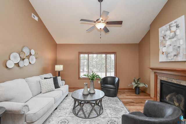 2512 E Winston Cir Circle, Sioux Falls, SD 57108