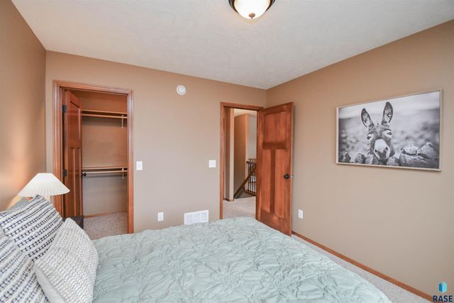 2512 E Winston Cir Circle, Sioux Falls, SD 57108