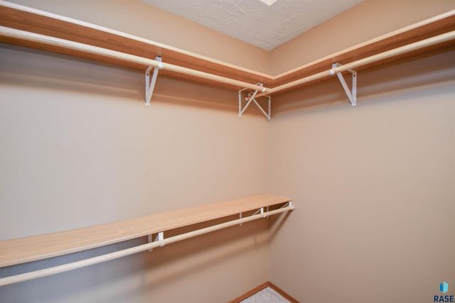 2512 E Winston Cir Circle, Sioux Falls, SD 57108