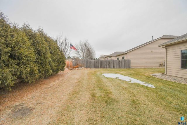 2512 E Winston Cir Circle, Sioux Falls, SD 57108