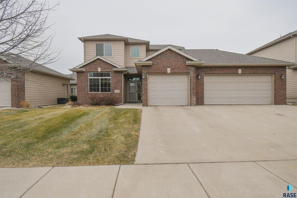 2512 E Winston Cir Circle, Sioux Falls, SD 57108