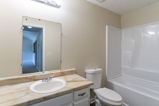 568 Woodcrest Dr, La Vergne, TN 37086