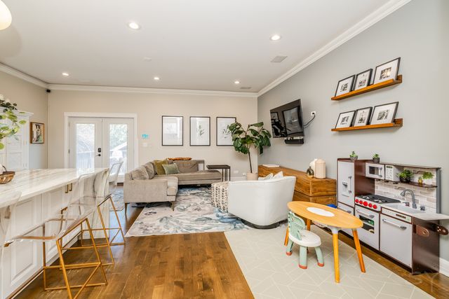 3238 N PIONEER Avenue, Chicago, IL 60634