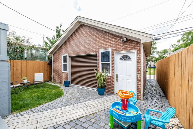 3238 N PIONEER Avenue, Chicago, IL 60634
