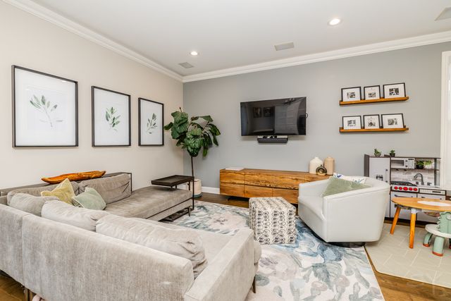 3238 N PIONEER Avenue, Chicago, IL 60634