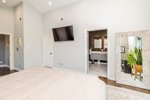 3238 N PIONEER Avenue, Chicago, IL 60634