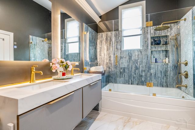 3238 N PIONEER Avenue, Chicago, IL 60634