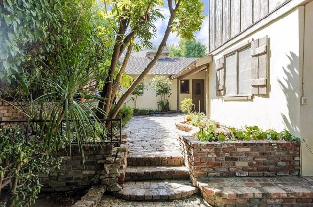 3853 Eureka Drive, Studio City, CA 91604