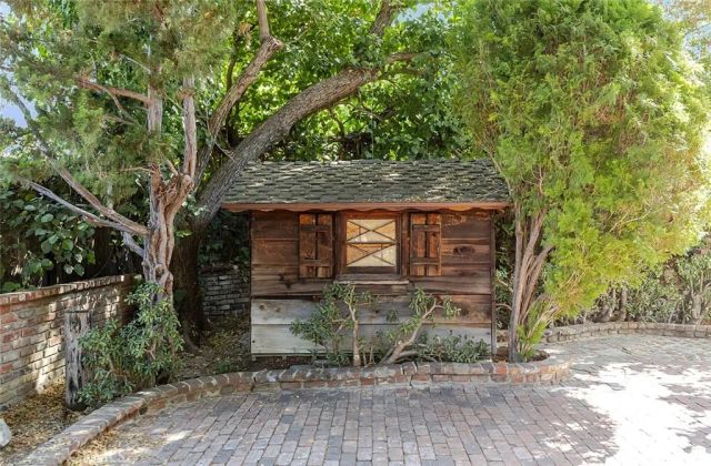 3853 Eureka Drive, Studio City, CA 91604