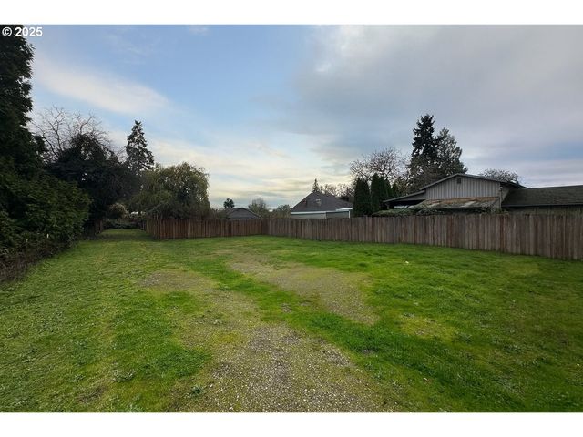 1610 Se COURTNEY Ave, Milwaukie, OR 97222