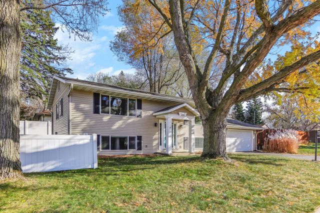 2390 Cohansey Boulevard, Roseville, MN 55113