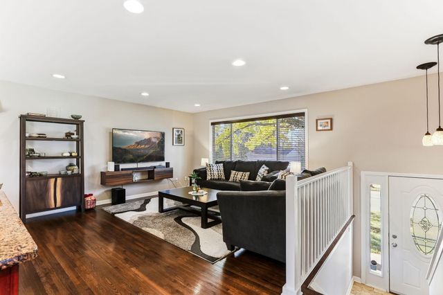 2390 Cohansey Boulevard, Roseville, MN 55113