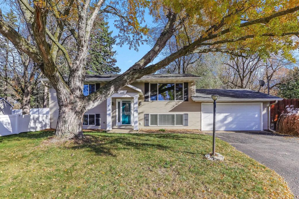 2390 Cohansey Boulevard, Roseville, MN 55113