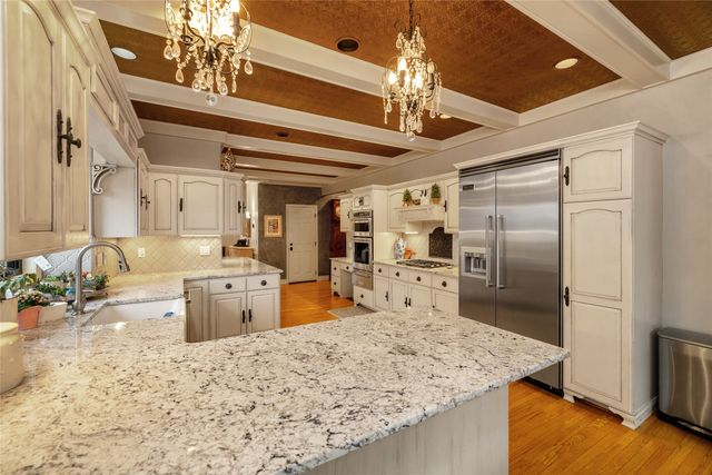 13953 Lake Shore Drive, Clive, IA 50325