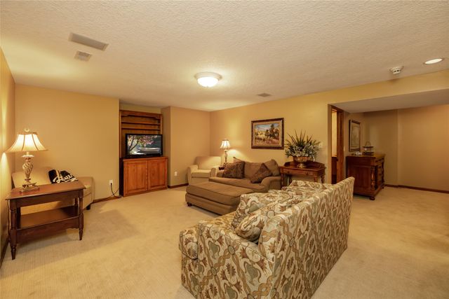 13953 Lake Shore Drive, Clive, IA 50325