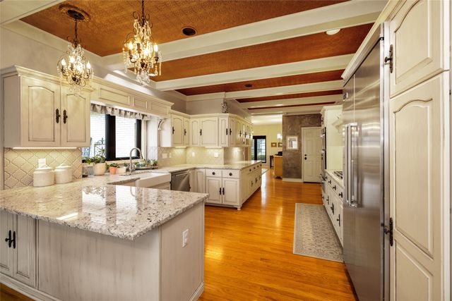 13953 Lake Shore Drive, Clive, IA 50325