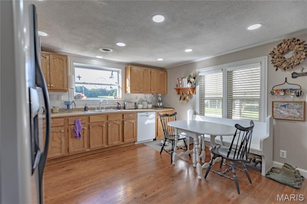 Image 5 of property listing at 9672 Crane Drive, Bucyrus, MO 65444