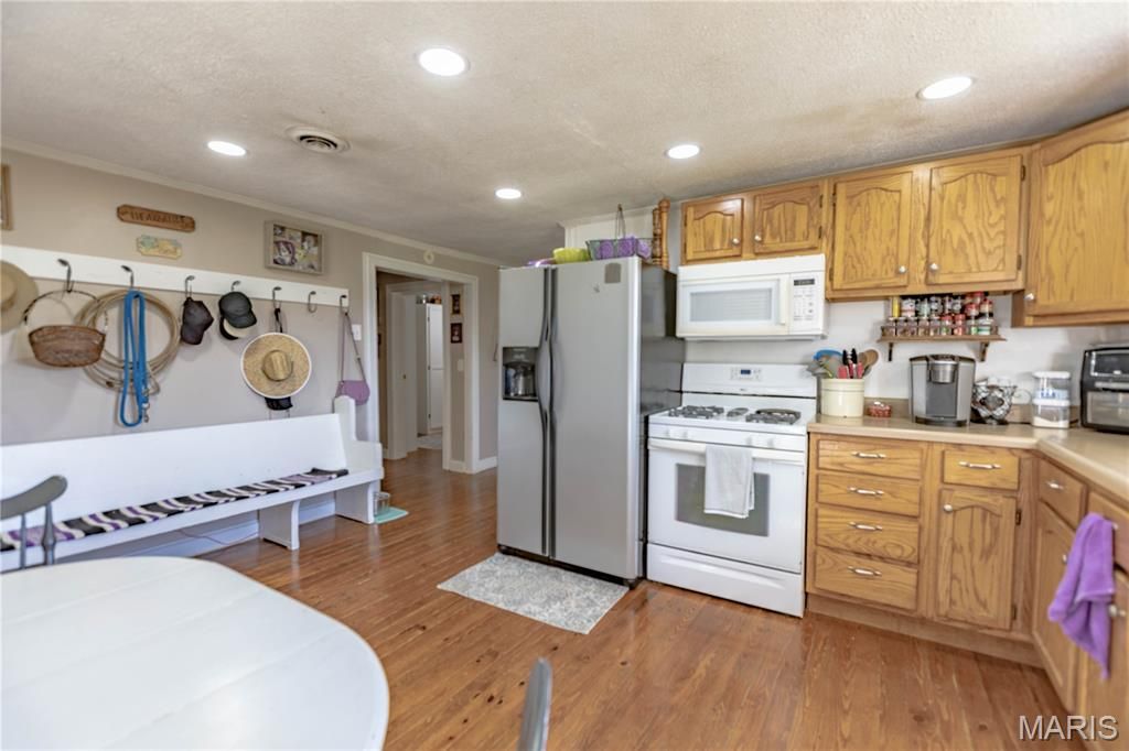 Image 8 of property listing at 9672 Crane Drive, Bucyrus, MO 65444