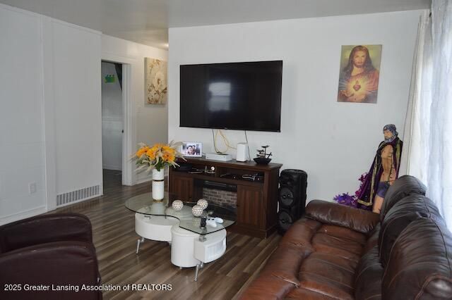 2111 Delta River Drive, Lansing, MI 48906