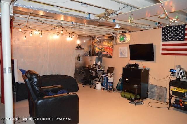 2111 Delta River Drive, Lansing, MI 48906