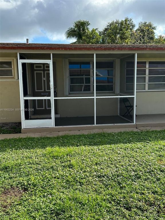 Image 2 of property listing at 2319 Jackson St 6, Hollywood, FL 33020