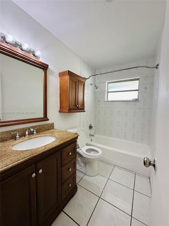 Image 9 of property listing at 2319 Jackson St 6, Hollywood, FL 33020