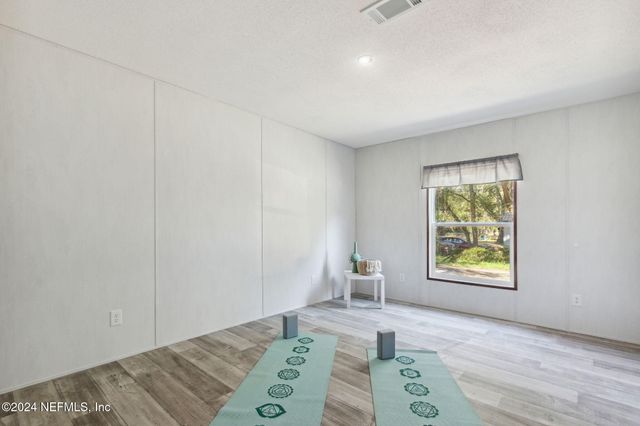 5694 LANNIE Road, Jacksonville, FL 32218
