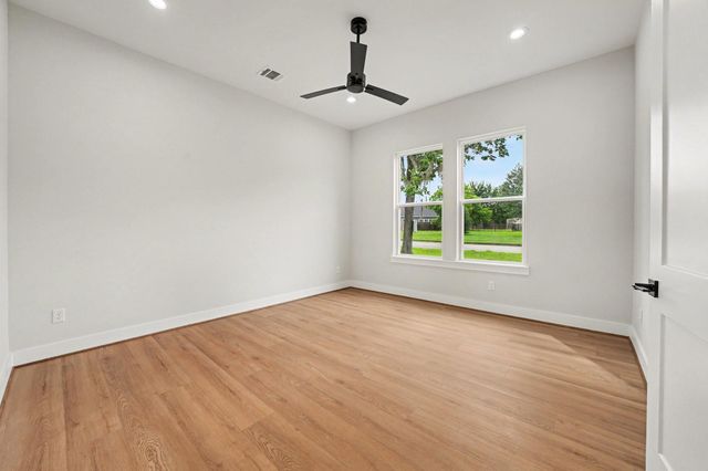 121 Shady Lake Drive, Houston, TX 77336