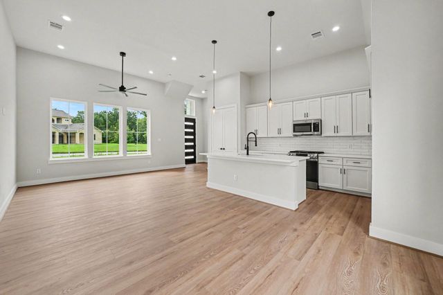 121 Shady Lake Drive, Houston, TX 77336