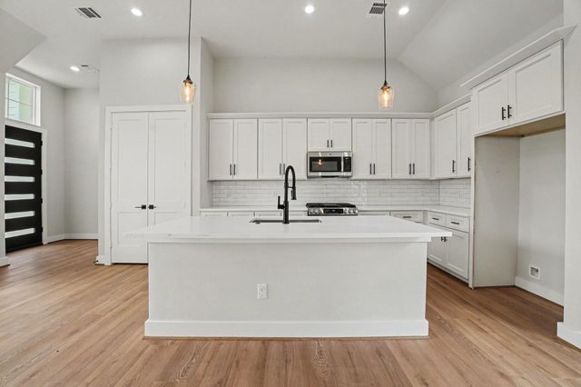 121 Shady Lake Drive, Houston, TX 77336