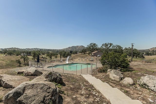 14049 Oak View Drive, Prather, CA 93651