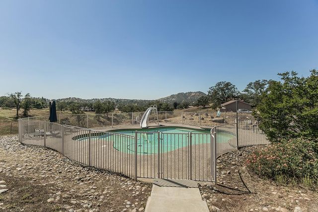14049 Oak View Drive, Prather, CA 93651