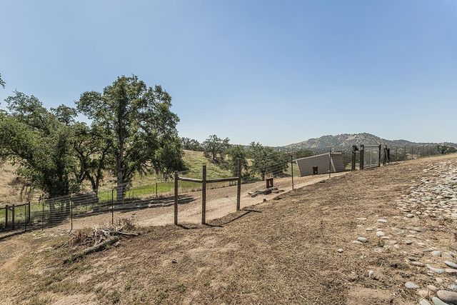 14049 Oak View Drive, Prather, CA 93651