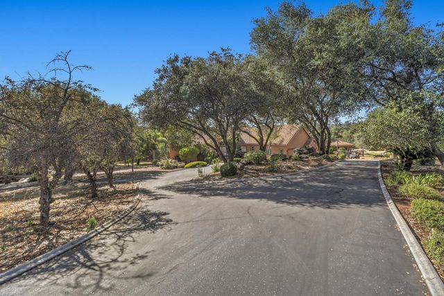 8888 Balmoral Dr, Newcastle, CA 95658