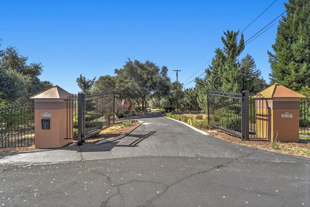 8888 Balmoral Dr, Newcastle, CA 95658