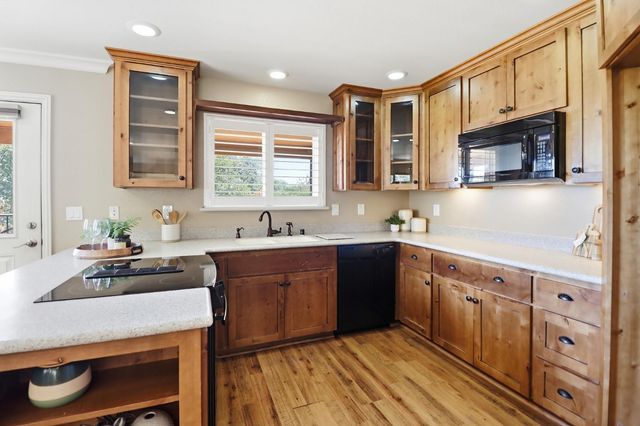 8888 Balmoral Dr, Newcastle, CA 95658
