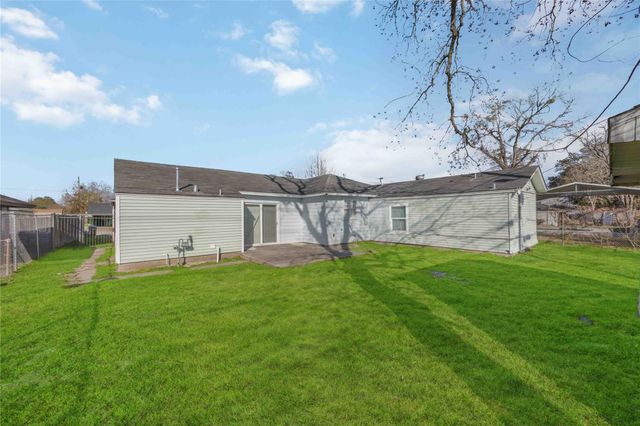 5942 Ridgeway Drive, Houston, TX 77033